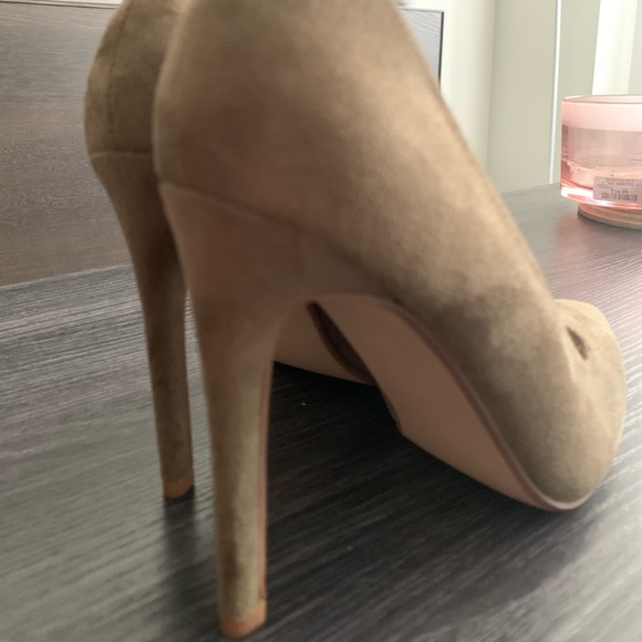 Pointed toes heels - Picture 2 of 3